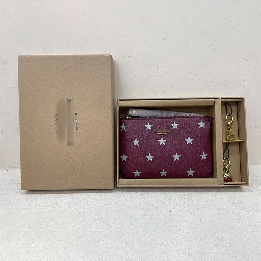 Billetera de cuero con llavero y clip.