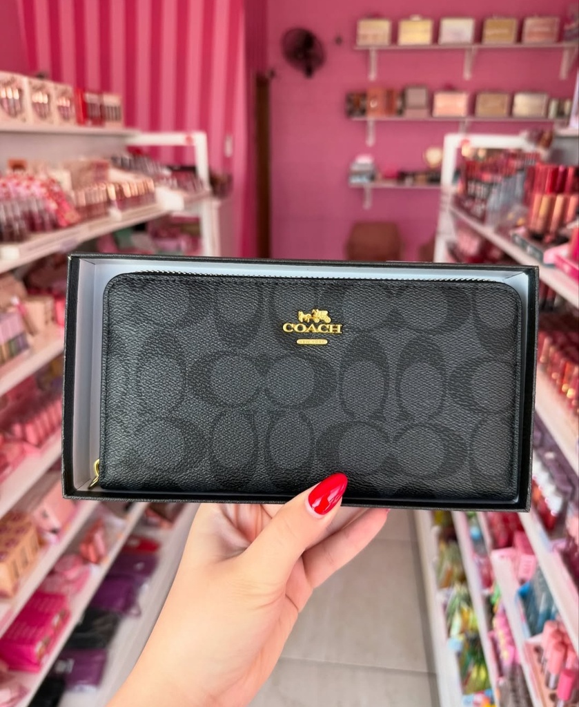 Billetera de cuero con llavero y clip.