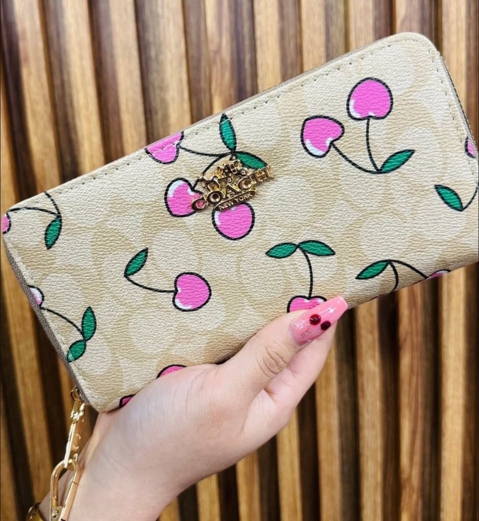 Billetera de cuero con llavero y clip.