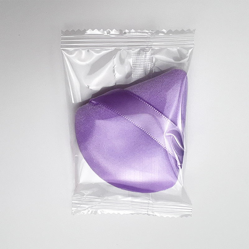 Mini esponja de maquillaje de terciopelo triangular. (MORADO)
