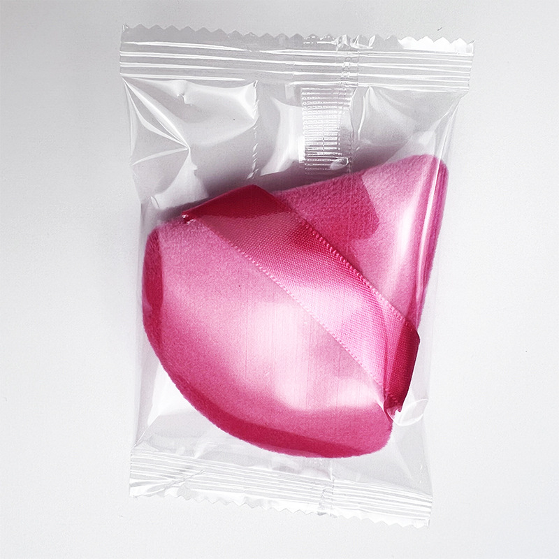 Mini esponja de maquillaje de terciopelo triangular. (ROSADO)
